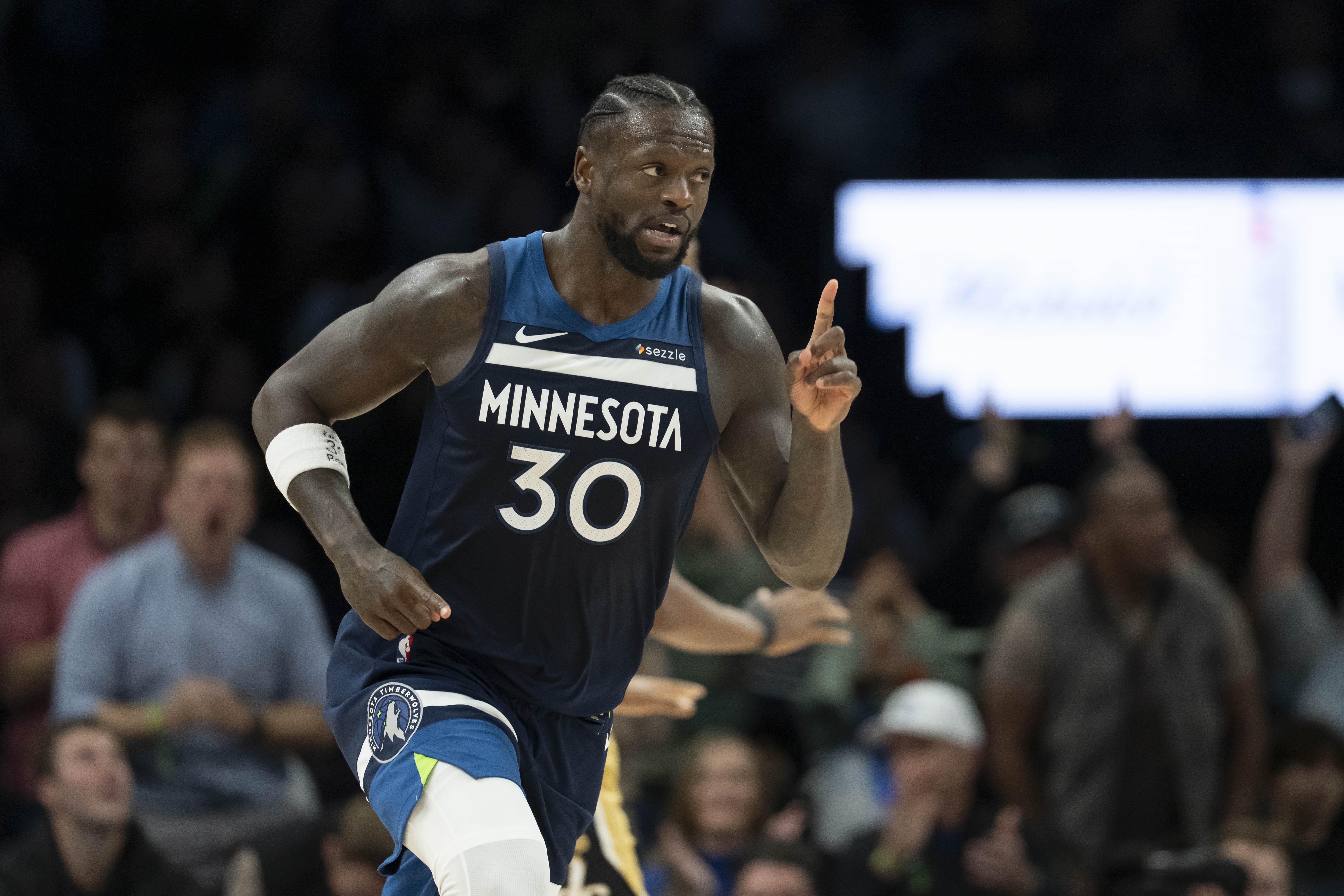 星空体育网址-表现不俗！兰德尔半场11投5中&amp;罚球2中2得13分4板1断 正负值+14