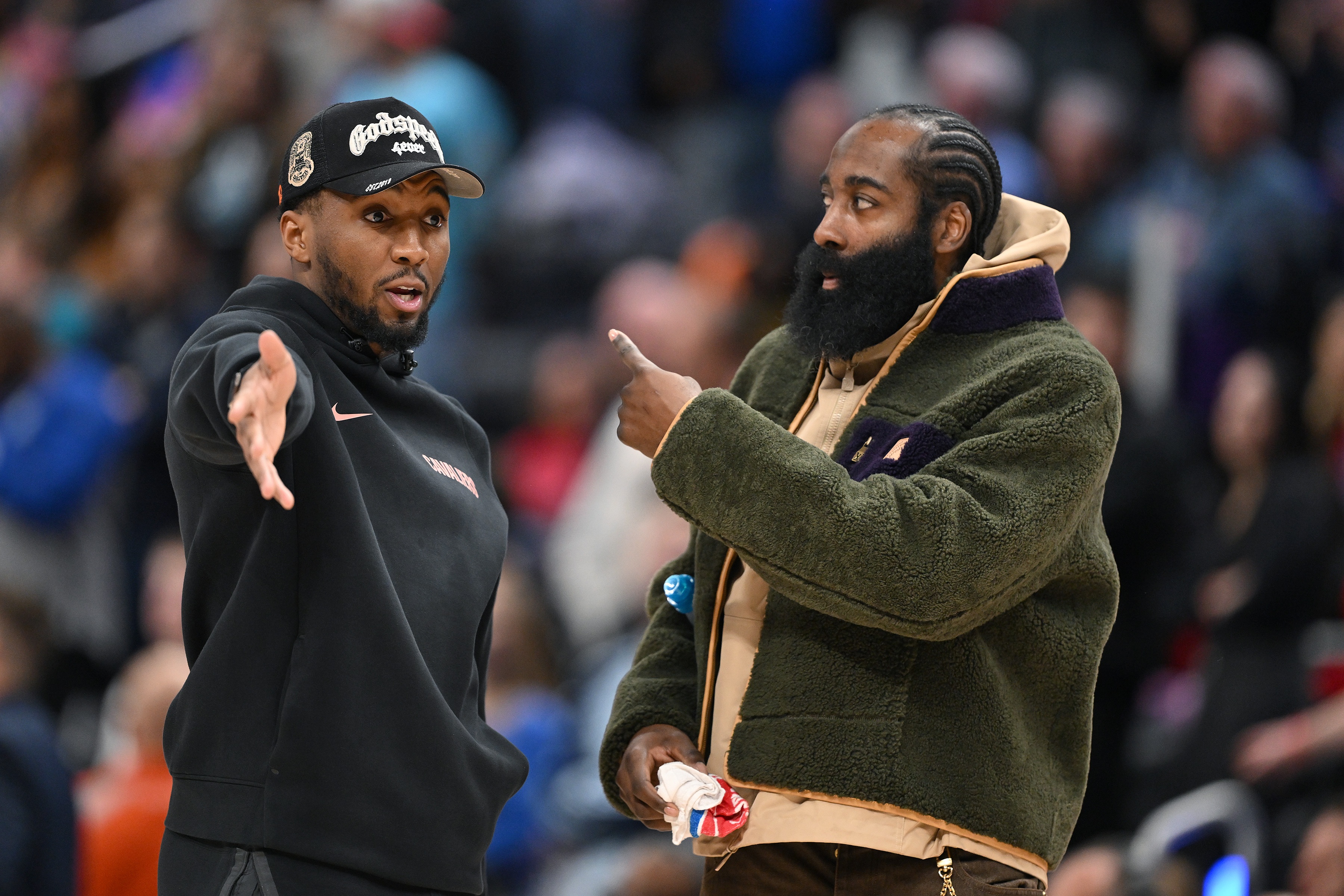 星空体育下载-米切尔：哈登吸引了大量防守 最好选择是我退后一步让他掌控比赛